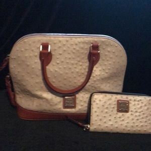 Set Dooney and Burke handbag plus wallet